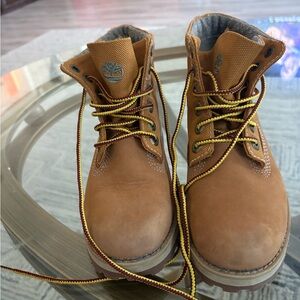 TIMBERLAND Boots child’s version of classic 6-inch waterproof tan color worn 1x